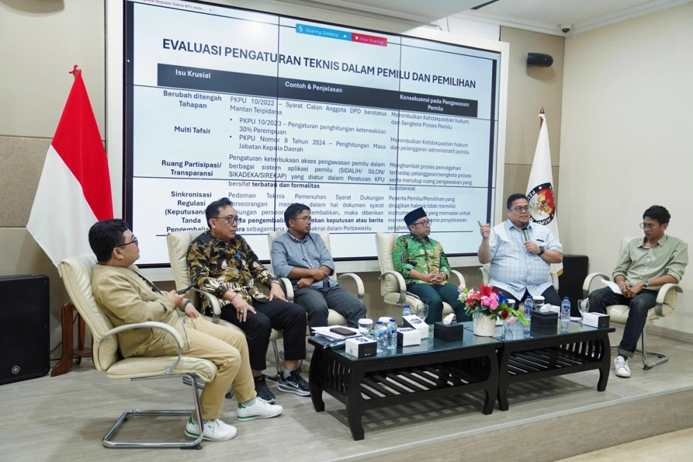 Ketua Bawaslu Rahmat Bagja (kedua dari kanan) dalam Diskusi Publik Menakar Kemandirian KPU Menyusun Regulasi Teknis di KPU RI, Rabu (2/10/2025). [Dok. Bawaslu]
